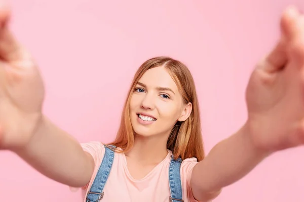 Una Giovane Donna Attraente Elegante Prende Selfie Sul Suo Smartphone — Foto Stock