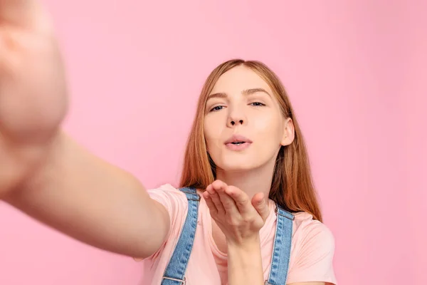 Una Giovane Donna Attraente Elegante Prende Selfie Sul Suo Smartphone — Foto Stock