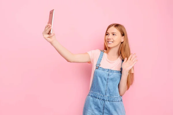 Una Atractiva Mujer Joven Elegante Toma Una Selfie Teléfono Inteligente — Foto de Stock
