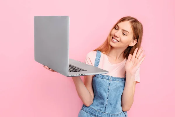 Retrato Una Joven Feliz Sosteniendo Portátil Mostrando Gesto Saludo Aislado —  Fotos de Stock