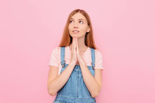 Ένα Νεαρό Όμορφο Χαρούμενο Κορίτσι Ελπίδα Προσεύχεται Ένα Απομονωμένο Ροζ — Φωτογραφία Αρχείου