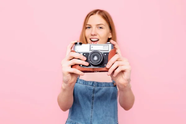 Gadis Muda Bergaya Menarik Mengambil Foto Dengan Kamera Retro Terisolasi — Stok Foto