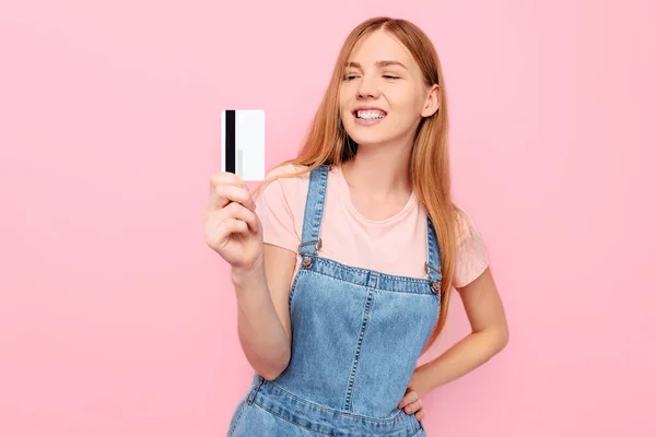 Portret Van Een Gelukkige Jonge Vrouw Casual Kleding Met Een — Stockfoto