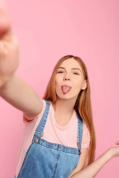 Divertida Jovencita Hace Muecas Muestra Lengua Mientras Toma Una Selfie — Foto de Stock