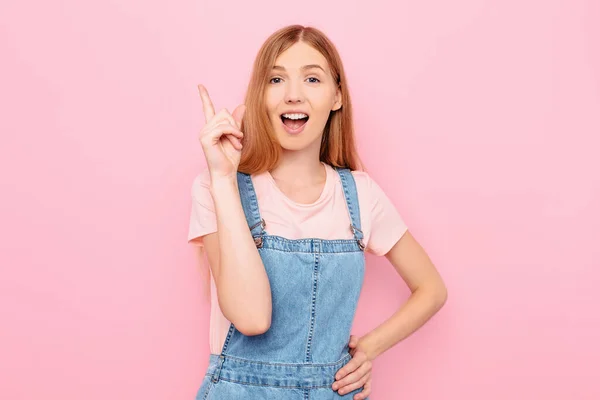 Scioccato Eccitato Donna Attraente Una Grande Idea Con Una Bocca — Foto Stock