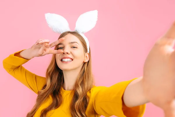Veselé Velikonoce Usmívající Stylová Žena Velikonočním Zajíčkovi Uši Vezme Selfie — Stock fotografie