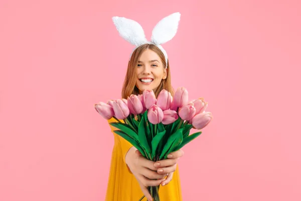 Veselé Velikonoce Šťastná Atraktivní Žena Velikonoční Zajíček Uši Dívka Kyticí — Stock fotografie