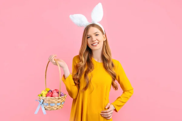 Mutlu Paskalyalar Güzel Mutlu Genç Bir Kadın Paskalya Gününde Tavşan — Stok fotoğraf
