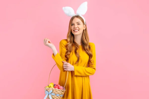 Frohe Ostern Eine Schöne Glückliche Junge Frau Trägt Ostertag Hasenohren — Stockfoto