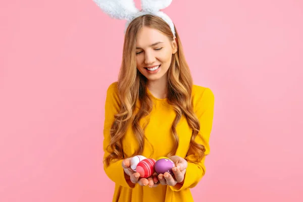 Концепція Щасливого Великодня Щаслива Молода Дівчина Кролячими Вухами Тримає Барвисті — стокове фото