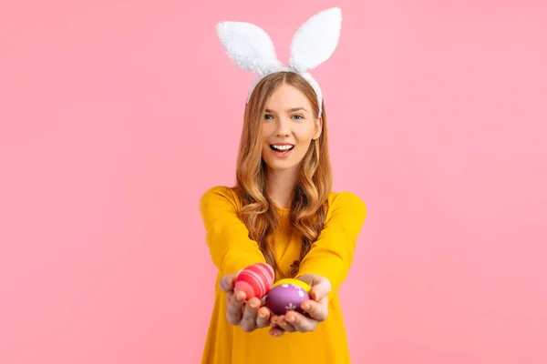 Концепція Щасливого Великодня Щаслива Молода Дівчина Кролячими Вухами Тримає Барвисті — стокове фото