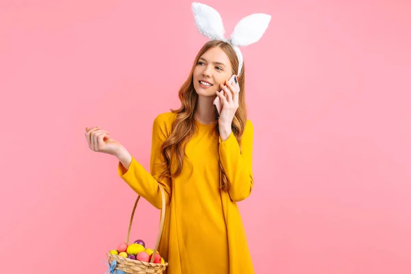 Veselé Velikonoce Šťastná Mladá Žena Uších Velikonočního Zajíčka Drží Košík — Stock fotografie
