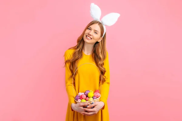 Veselé Velikonoce Krásná Šťastná Mladá Žena Nosí Králičí Uši Velikonocích — Stock fotografie