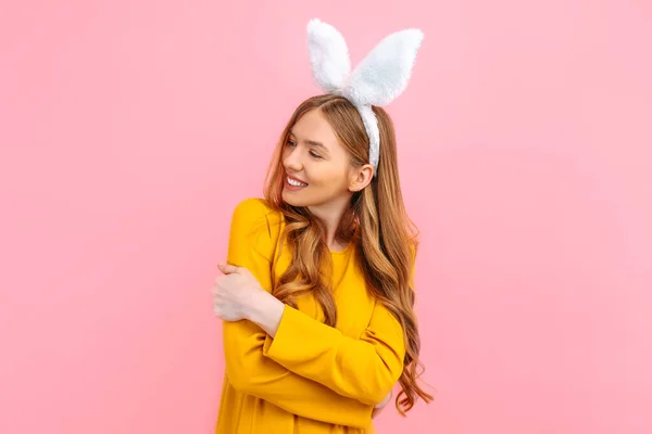 Сезон Свят Кролика Яєць Щаслива Стильна Жінка Великодніх Вухах Ізольована — стокове фото