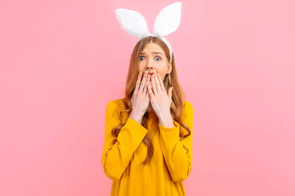 Šokovaná Vyděšená Mladá Žena Uších Velikonočního Zajíčka Izolovaná Růžovém Pozadí — Stock fotografie