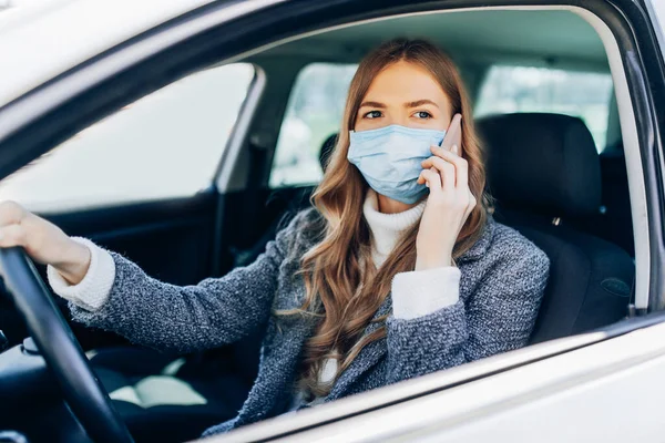 Menina Bonita Uma Máscara Sentada Carro Falando Telefone Máscara Protetora — Fotografia de Stock