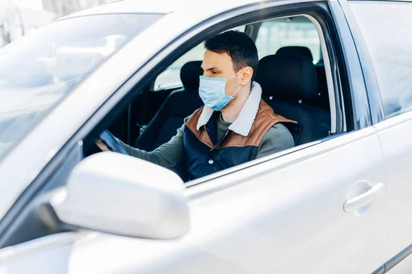 Bonito Jovem Mascarado Sentado Carro Máscara Protetora Contra Coronavírus Motorista — Fotografia de Stock