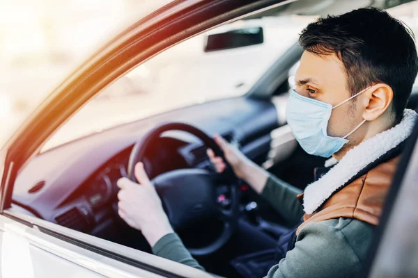 Schöner Junger Maskierter Mann Auto Sitzend Schutzmaske Gegen Coronavirus Fahrer — Stockfoto