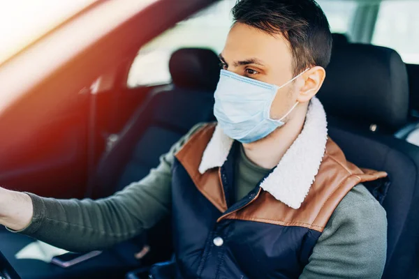 Schöner Junger Maskierter Mann Auto Sitzend Schutzmaske Gegen Coronavirus Fahrer — Stockfoto