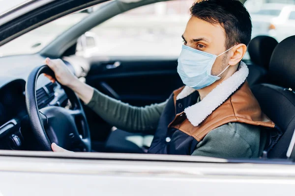 Bonito Jovem Mascarado Sentado Carro Máscara Protetora Contra Coronavírus Motorista — Fotografia de Stock