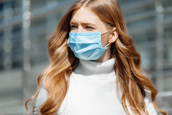 Bella Ragazza Maschera Coronovirus Studente Sullo Sfondo Dell Invidia Educativa — Foto Stock