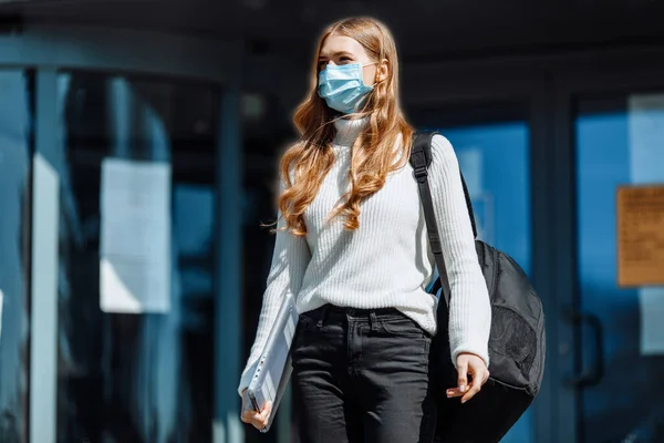 Bella Ragazza Una Maschera Coronovirus Studente Sullo Sfondo Dell Invidia — Foto Stock