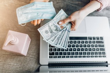 Yasal ve yasadışı tıbbi maske ticareti. El, tıbbi koruyucu maskeler için para veriyor. Karantina, koronavirüs