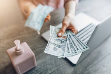 Yasal ve yasadışı tıbbi maske ticareti. El, tıbbi koruyucu maskeler için para veriyor. Karantina, koronavirüs