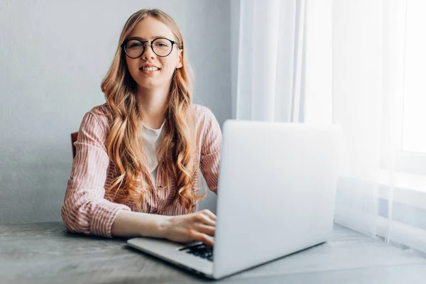 Eine Fokussierte Junge Frau Sitzt Hause Einem Schreibtisch Und Benutzt — Stockfoto