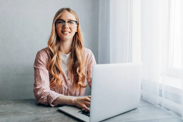 Eine Fokussierte Junge Frau Sitzt Hause Einem Schreibtisch Und Benutzt — Stockfoto