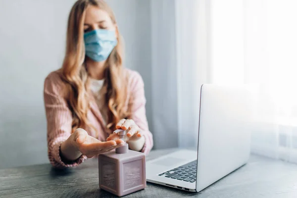 Koronavírus Üzletasszony Otthonról Dolgozik Karanténban Védőmaszkot Visel Otthon Dolgozom Fertőtlenítő — Stock Fotó