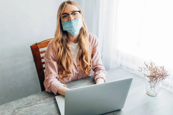 Uma Jovem Empresária Trabalha Casa Sentada Uma Mesa Com Laptop — Fotografia de Stock