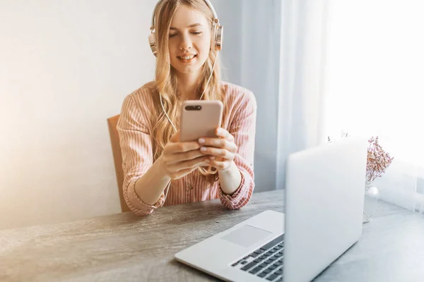 Una Joven Empresaria Trabaja Casa Con Portátil Escucha Música Con —  Fotos de Stock