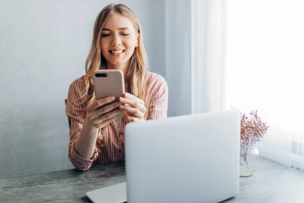 Una Joven Empresaria Trabaja Casa Sentada Una Mesa Con Teléfono — Foto de Stock