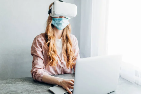 Egy Fiatal Védő Maszkban Virtuális Valóság Szemüvegben Otthon Dolgozik Karantén — Stock Fotó