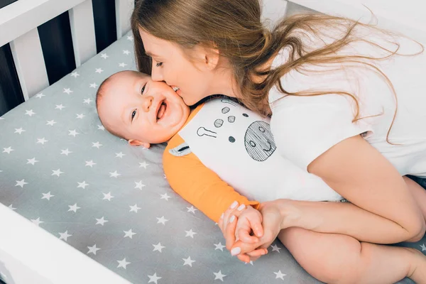 Joyeux Famille Mère Enfant Sur Lit Blanc Maman Bébé Garçon — Photo