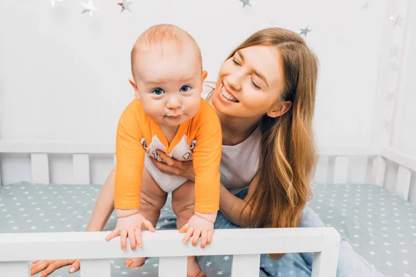 Lycklig Familj Mor Och Barn Vit Säng Mamma Och Lille — Stockfoto