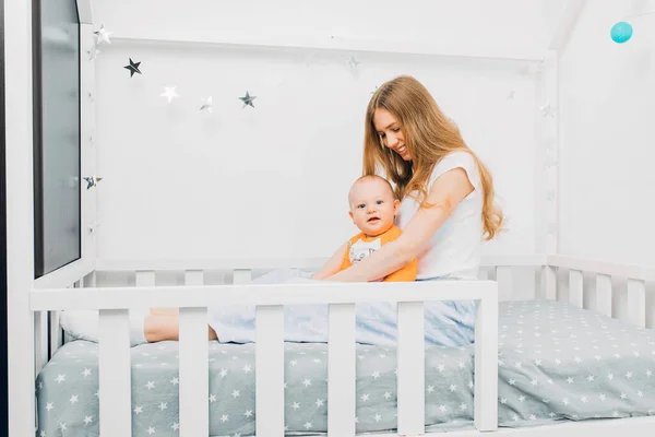 Keluarga Bahagia Ibu Dan Anak Anak Tempat Tidur Putih Ibu — Stok Foto