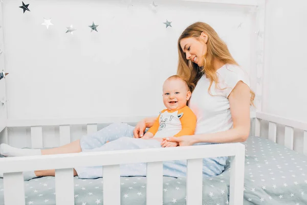 Joyeux Famille Mère Enfant Sur Lit Blanc Maman Bébé Garçon — Photo