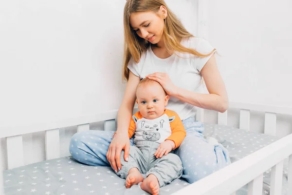 Joyeux Famille Mère Enfant Sur Lit Blanc Maman Bébé Garçon — Photo