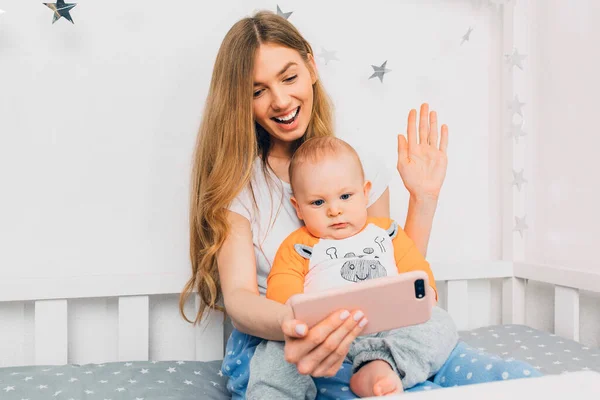 Een Gelukkige Moeder Een Kleine Baby Ontspannen Terwijl Het Bed — Stockfoto