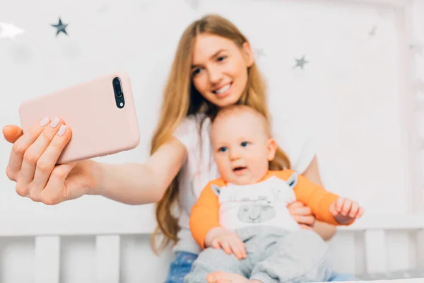 Uma Mãe Feliz Bebê Pequeno Relaxam Enquanto Sentam Cama Tiram — Fotografia de Stock