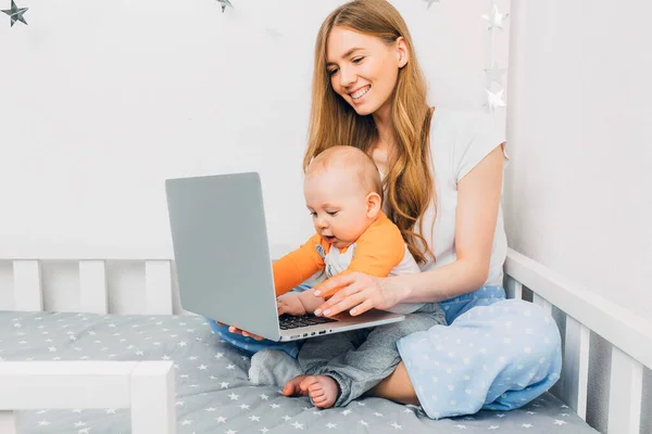 Young Mother Pajamas Small Child Sitting Bed Portable Laptop Concept — Stock Photo, Image