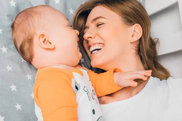 Feliz Joven Madre Sonriente Niño Acostado Cama Casa — Foto de Stock