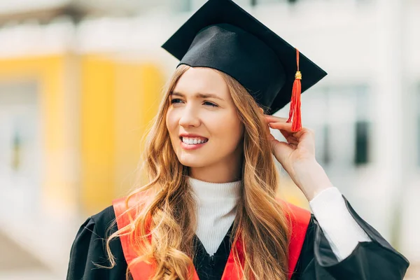 Glücklich Schöne Studentin Kleid Eines Meisters Konzept Der Abschlussfeier — Stockfoto