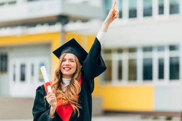 快乐漂亮的女学生 穿着硕士的衣服 持有大学毕业文凭 毕业典礼的概念 — 图库照片