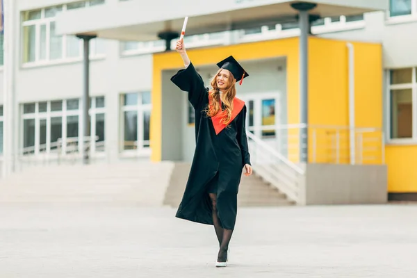 Szczęśliwa Piękna Studentka Sukni Mistrzowskiej Posiadająca Dyplom Uniwersytetu Koncepcja Ceremonii — Zdjęcie stockowe