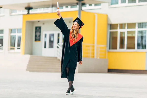 Glücklich Schöne Studentin Einem Master Kleid Mit Einem Diplom Von — Stockfoto