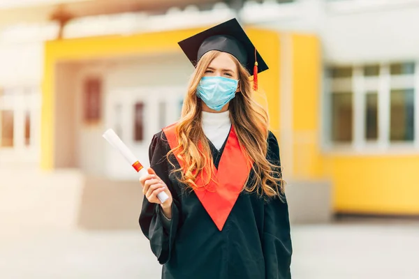 Uma Estudante Pós Graduação Máscara Médica Protetora Vestida Preto Com — Fotografia de Stock