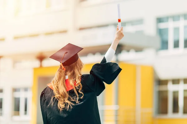 Abschlusstag Rückansicht Eine Junge Studentin Abschlussmütze Und Diplom Kleid Das — Stockfoto